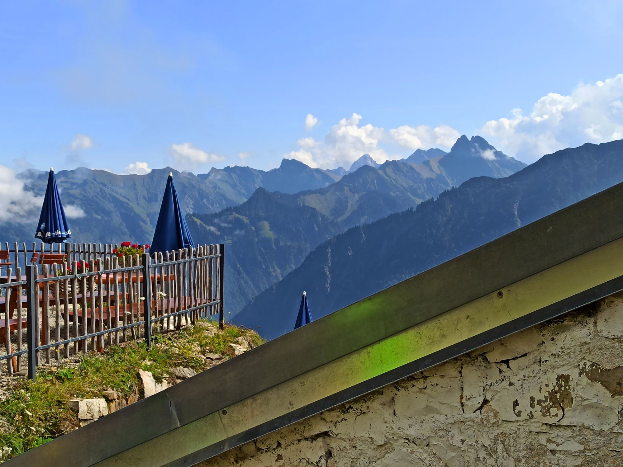 Blick über eine Alpe auf das imposante Bergpanorama der Allgäuer Alpen – aufgenommen Umgebung des Ferienhofs Eger in Immenstadt