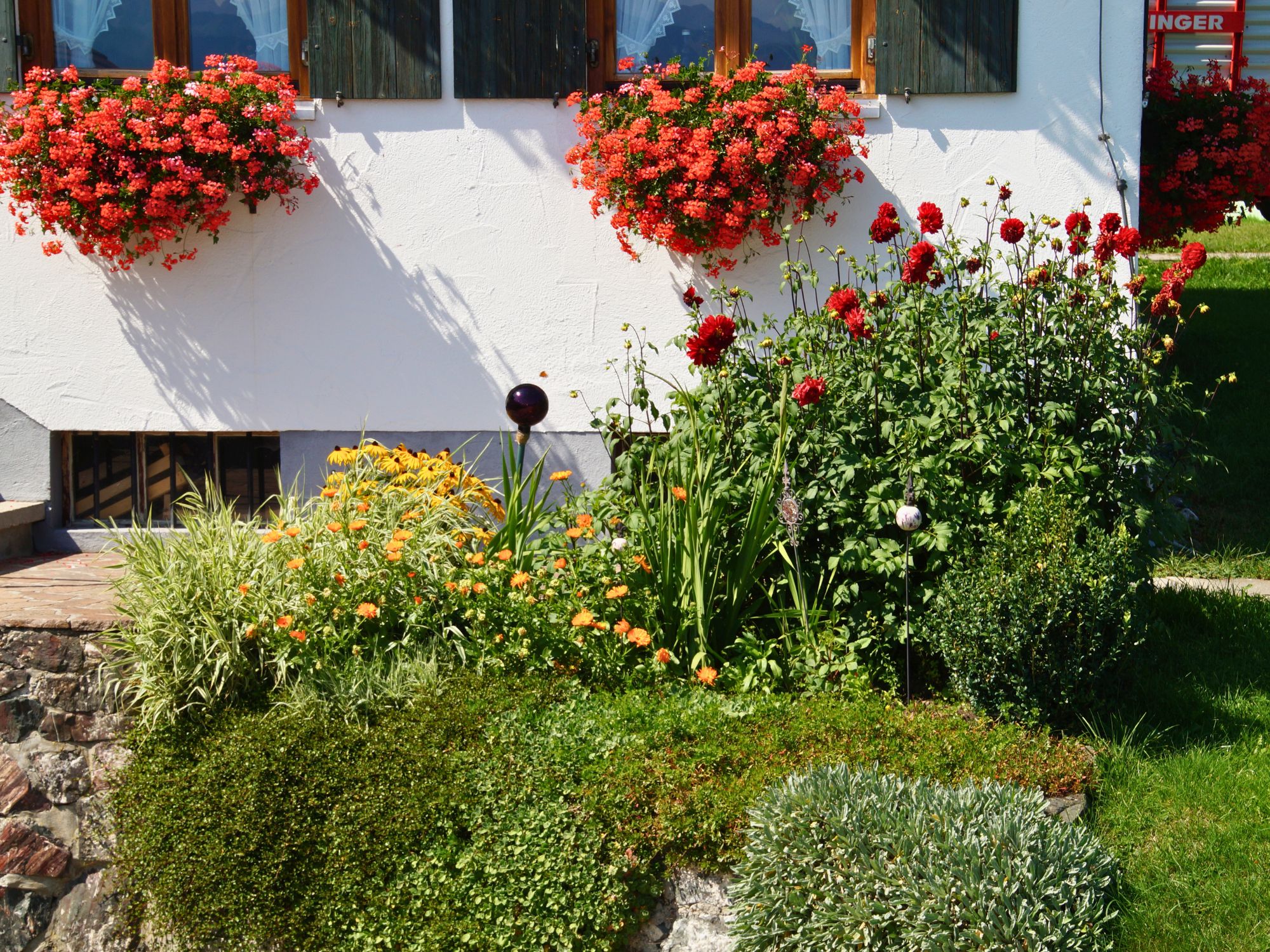 Blühender Garten mit bunten Blumen vor dem Ferienhof Eger in Immenstadt – Sommeridylle im Allgäu