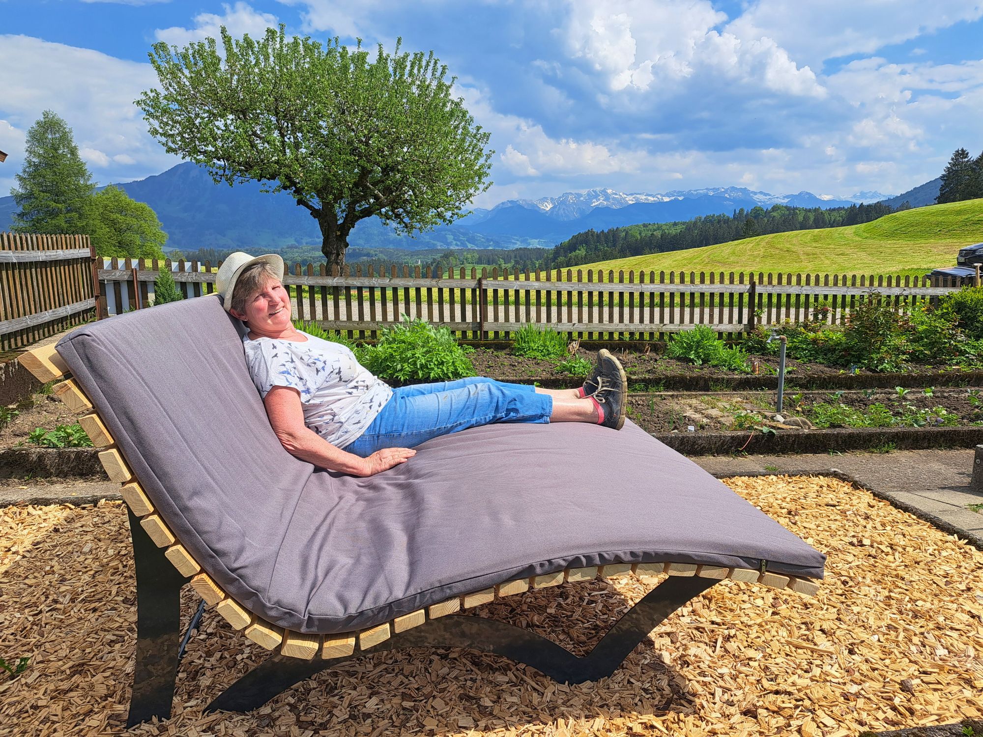 Frau entspannt auf Relaxliege mit Panoramablick auf die Allgäuer Berge beim Ferienhof Eger in Immenstadt
