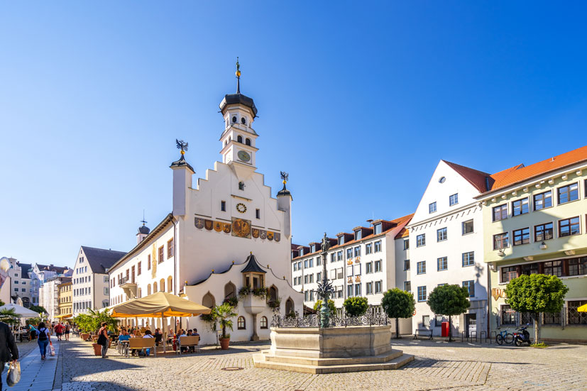 Historisches Rathaus und Marienplatz in Kempten im Allgäu – beliebtes Ausflugsziel für Gäste des Ferienhofs Eger