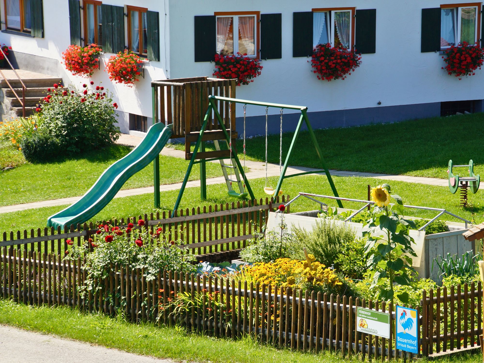 Kleiner Spielplatz mit Rutsche vor dem Ferienhof Eger in Immenstadt – ideal für Familien mit Kindern im Allgäu