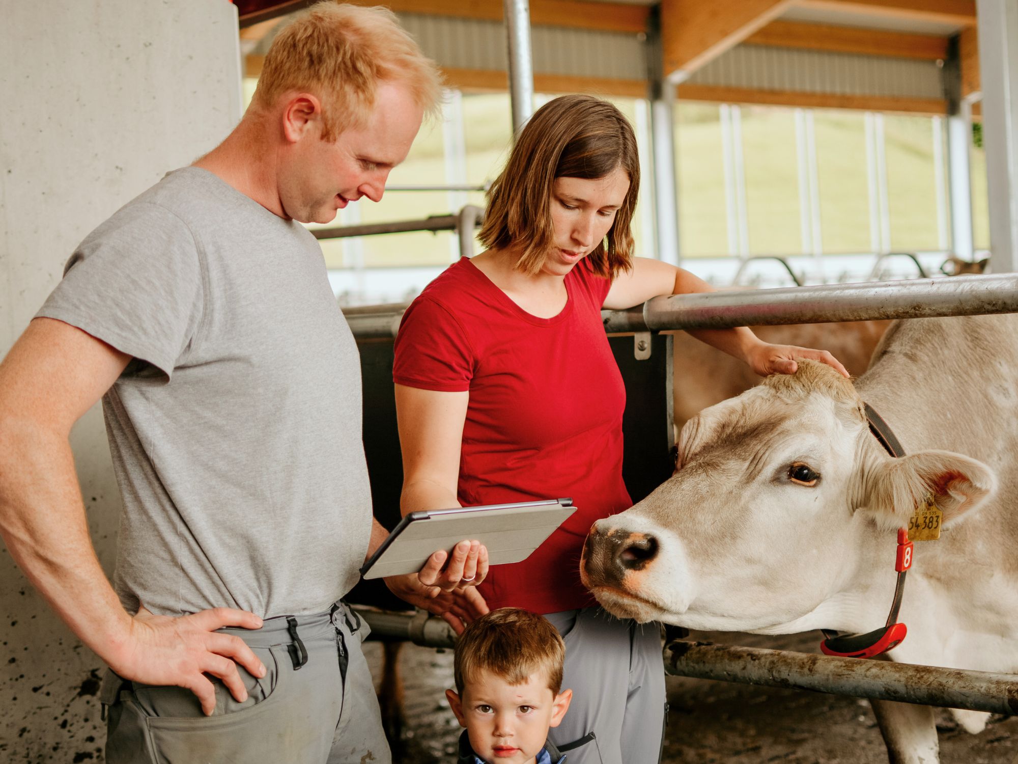Gastgeberpaar des Ferienhofs Eger mit Kuh im Stall – persönlich, tiernah und mit echter Leidenschaft für das Hofleben