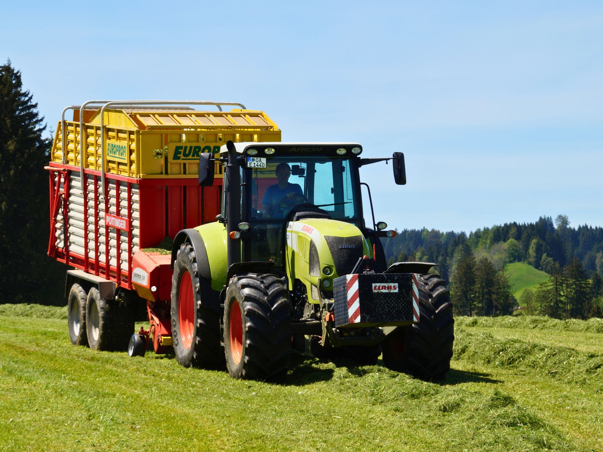 Traktor mit Anhänger beim Heu einholen auf dem Ferienhof Eger – Landwirtschaft live erleben im Familienurlaub
