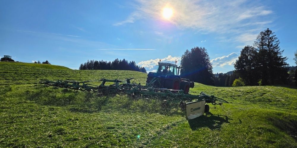 Traktor bei der Feldarbeit auf dem Ferienhof Eger – echter Bauernhofurlaub in Bayern