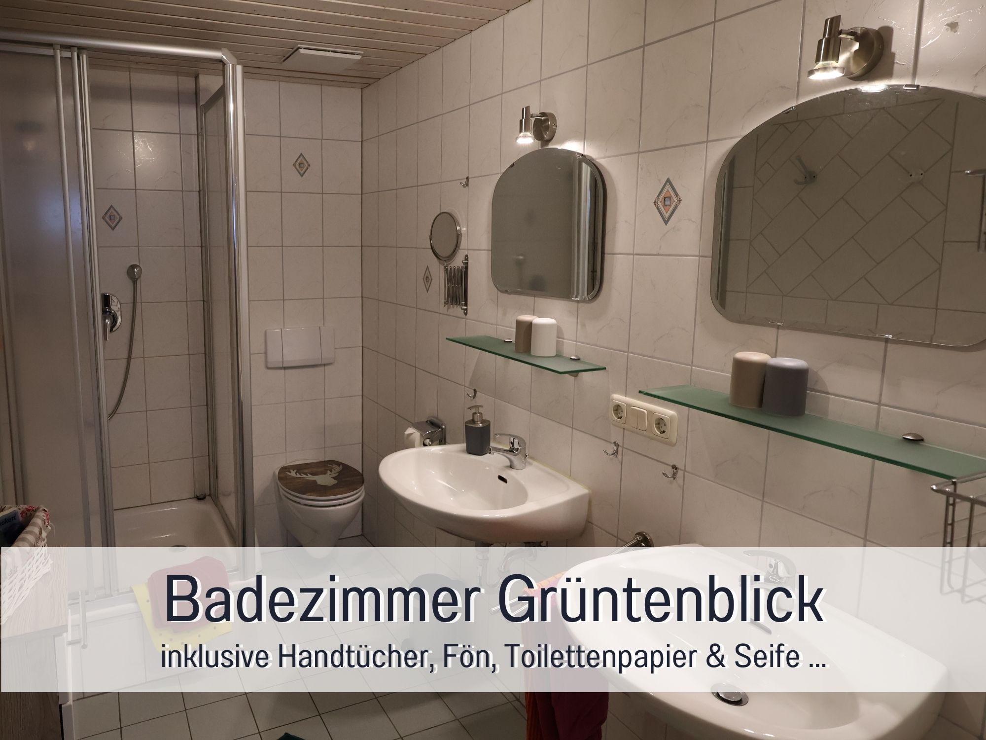 Badezimmer der Ferienwohnung Grüntenblick mit Dusche, Waschbecken, Kosmetikspiegel & Fön – sauber, hell und komplett ausgestattet