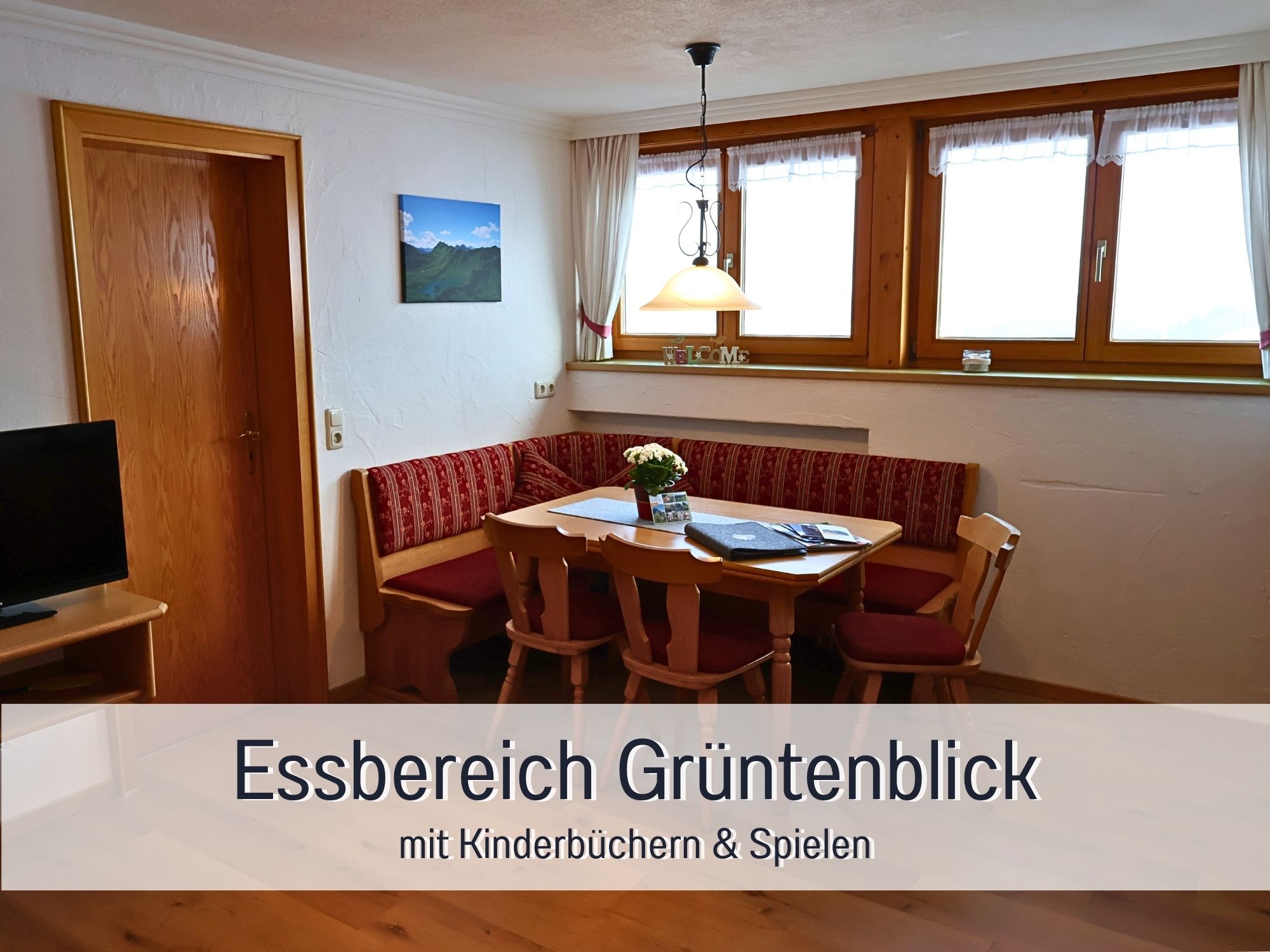 Gemütlicher Essbereich mit Kinderhochstuhl – perfekt für gemeinsame Familienzeit in der Ferienwohnung Grüntenblick