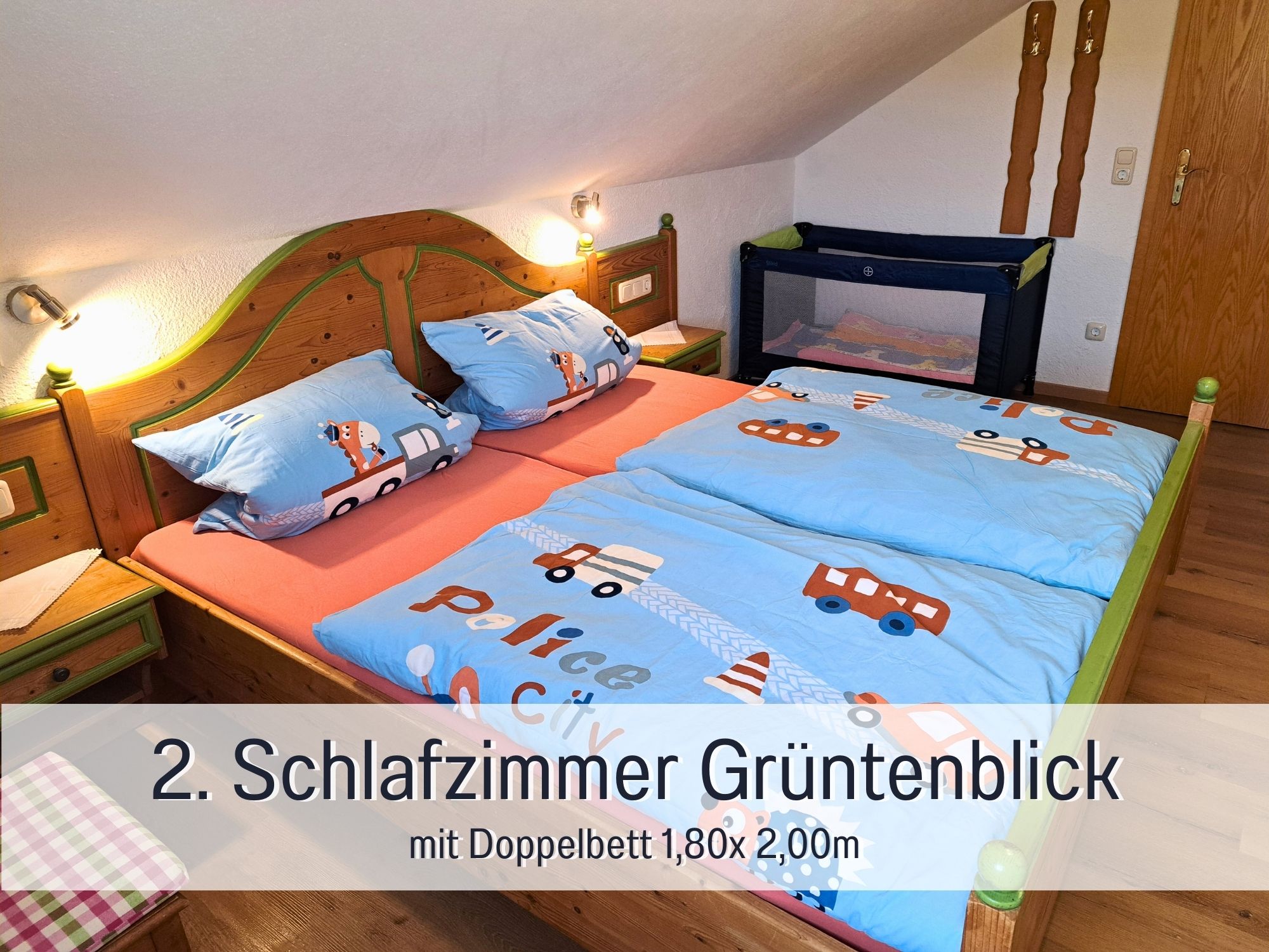 Zweites Schlafzimmer der Ferienwohnung Grüntenblick mit Kinderbett, Gitterbett und kindgerechter Ausstattung – ideal für Familienurlaub im Allgäu