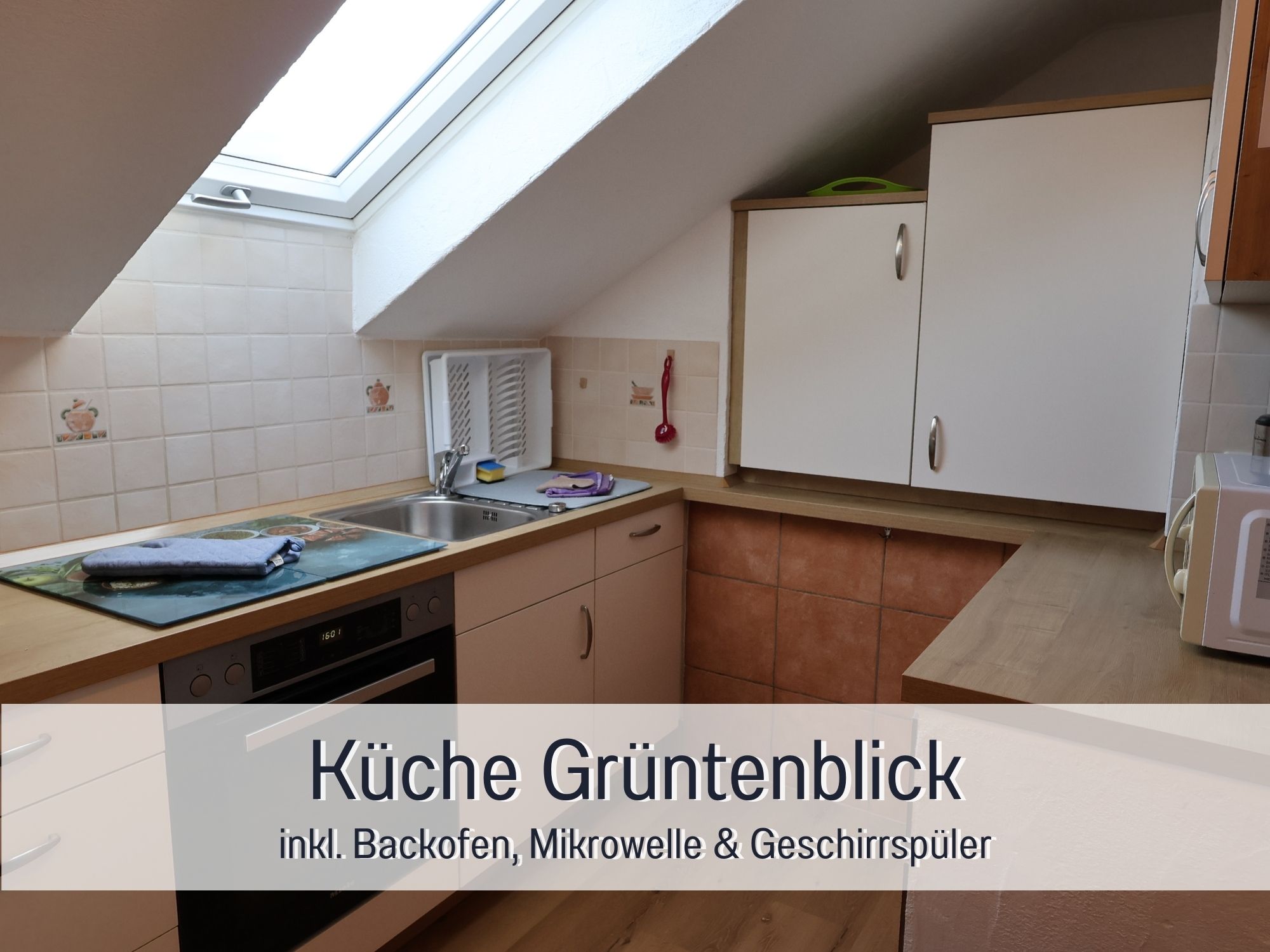 Helle Küche der Ferienwohnung Grüntenblick mit Spülmaschine, Mikrowelle & Backofen – perfekt ausgestattet für Selbstversorger im Allgäu