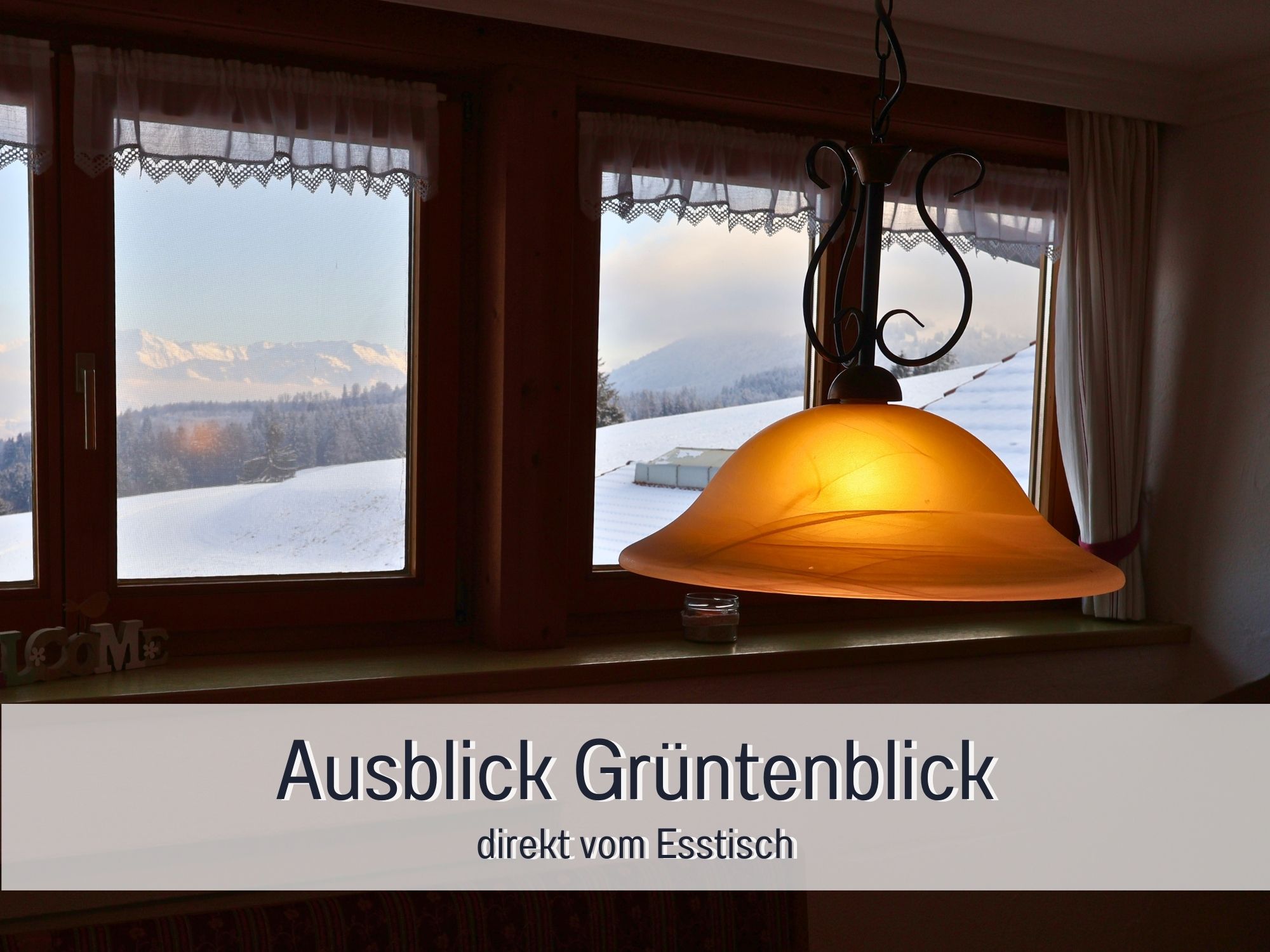 Winterlicher Ausblick aus der Ferienwohnung Grüntenblick im Allgäu – verschneite Landschaft und gemütliche Stimmung mit Blick auf die Alpen