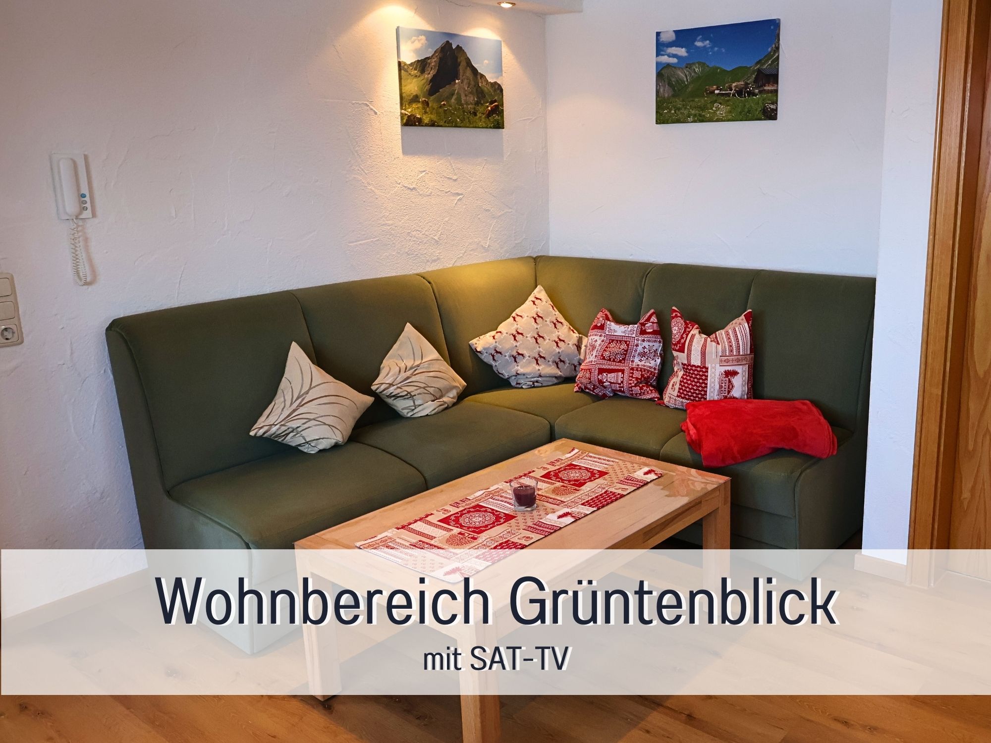 Wohnbereich der Ferienwohnung Grüntenblick auf dem Ferienhof Eger – gemütlich, liebevoll eingerichtet, mit TV und Bergblick im Allgäu