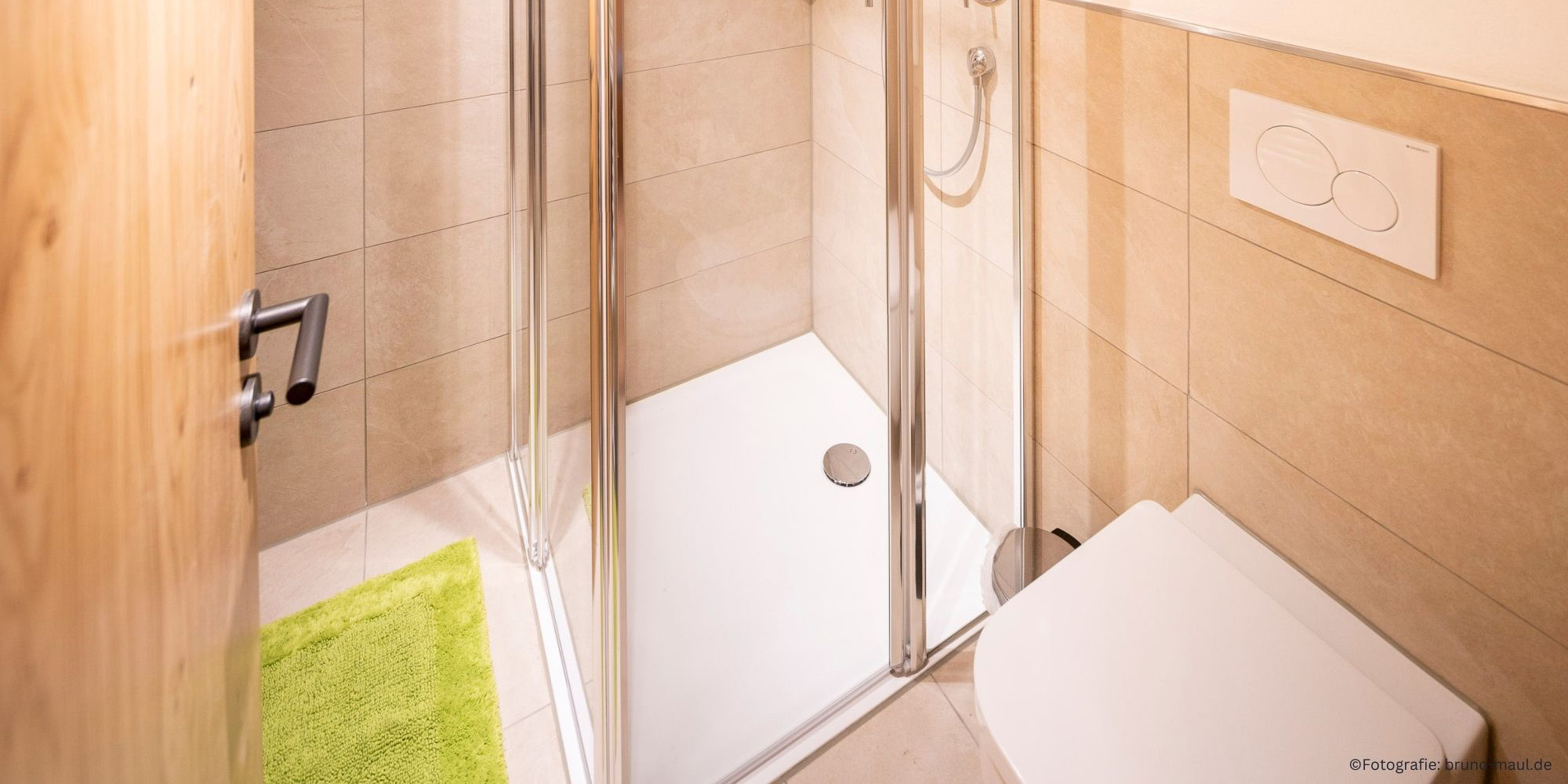 Zweites Badezimmer mit Dusche, Toilette und Handtuchausstattung in der Ferienwohnung Morgensonne im Allgäu