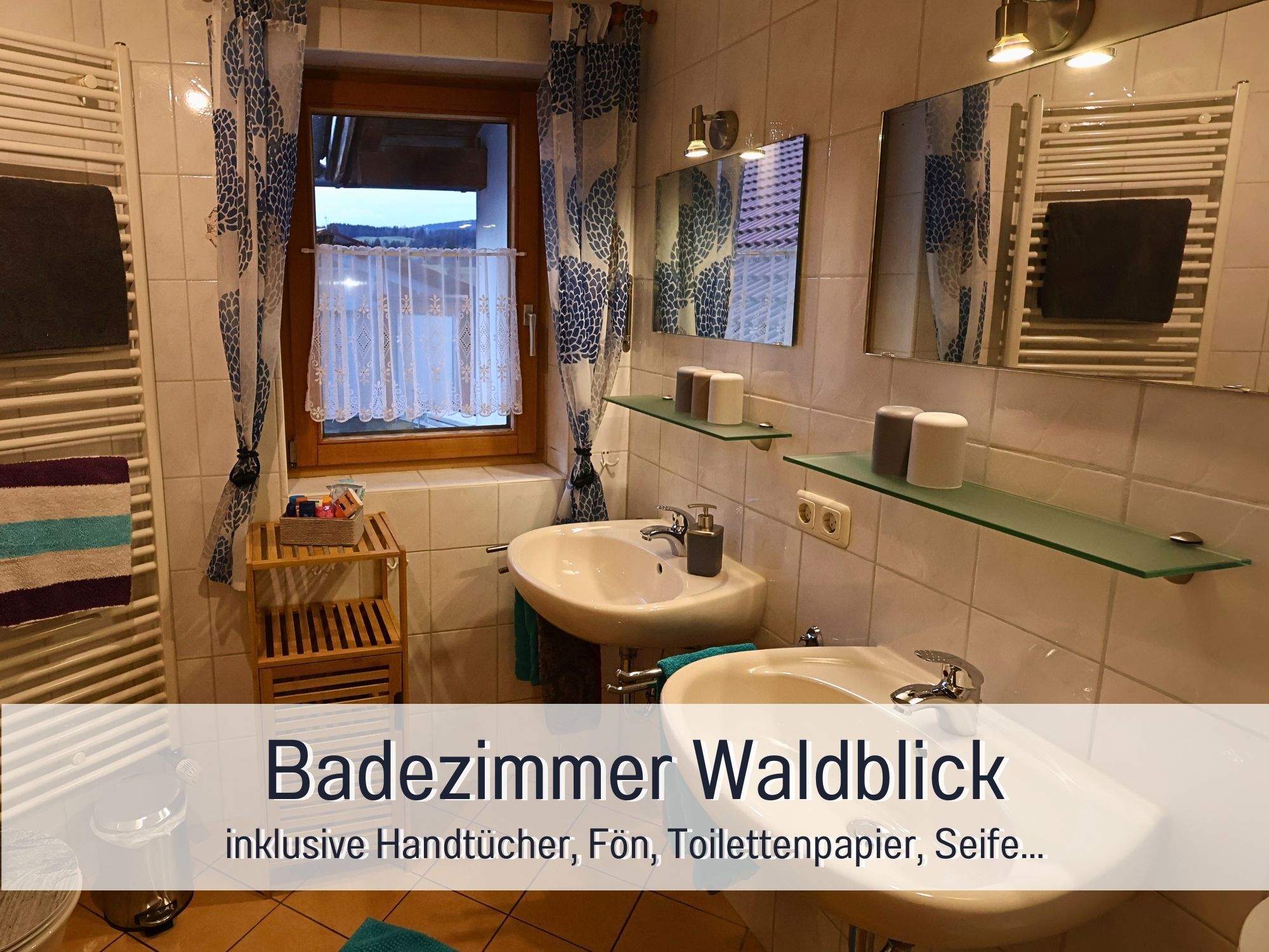 Modernes Badezimmer der Ferienwohnung Waldblick mit Dusche, Fön, Waschbecken, Spiegel & Handtuchwärmer – komfortabel ausgestattet für den Familienurlaub im Allgäu