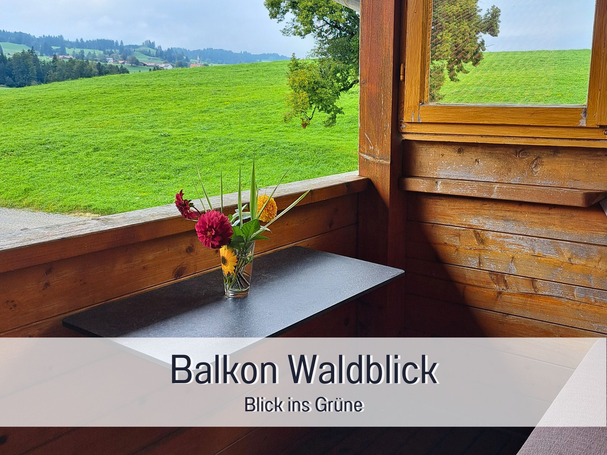 Balkon der Ferienwohnung Waldblick mit Blick ins Grüne – ruhiger Rückzugsort mit Naturausblick im Allgäu