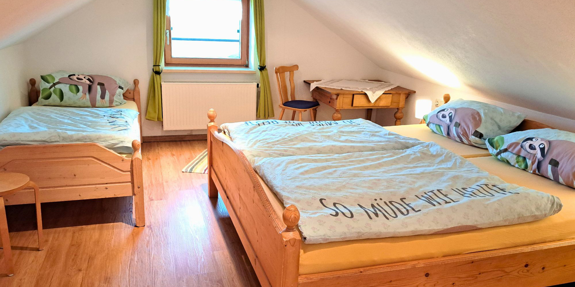 Zweites Schlafzimmer im Dachgeschoss der Ferienwohnung Waldblick – über Treppe erreichbar, ideal für Kinder oder Freunde, mit 1 Einzel- und 1 Doppelbett