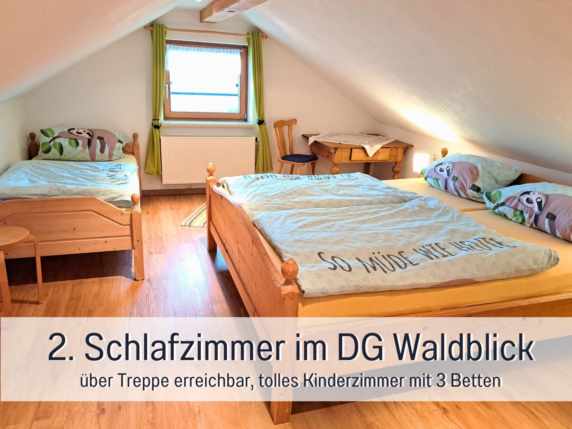 Zweites Schlafzimmer im Dachgeschoss der Ferienwohnung Waldblick – über Treppe erreichbar, ideal für Kinder oder Freunde, mit 1 Einzel- und 1 Doppelbett