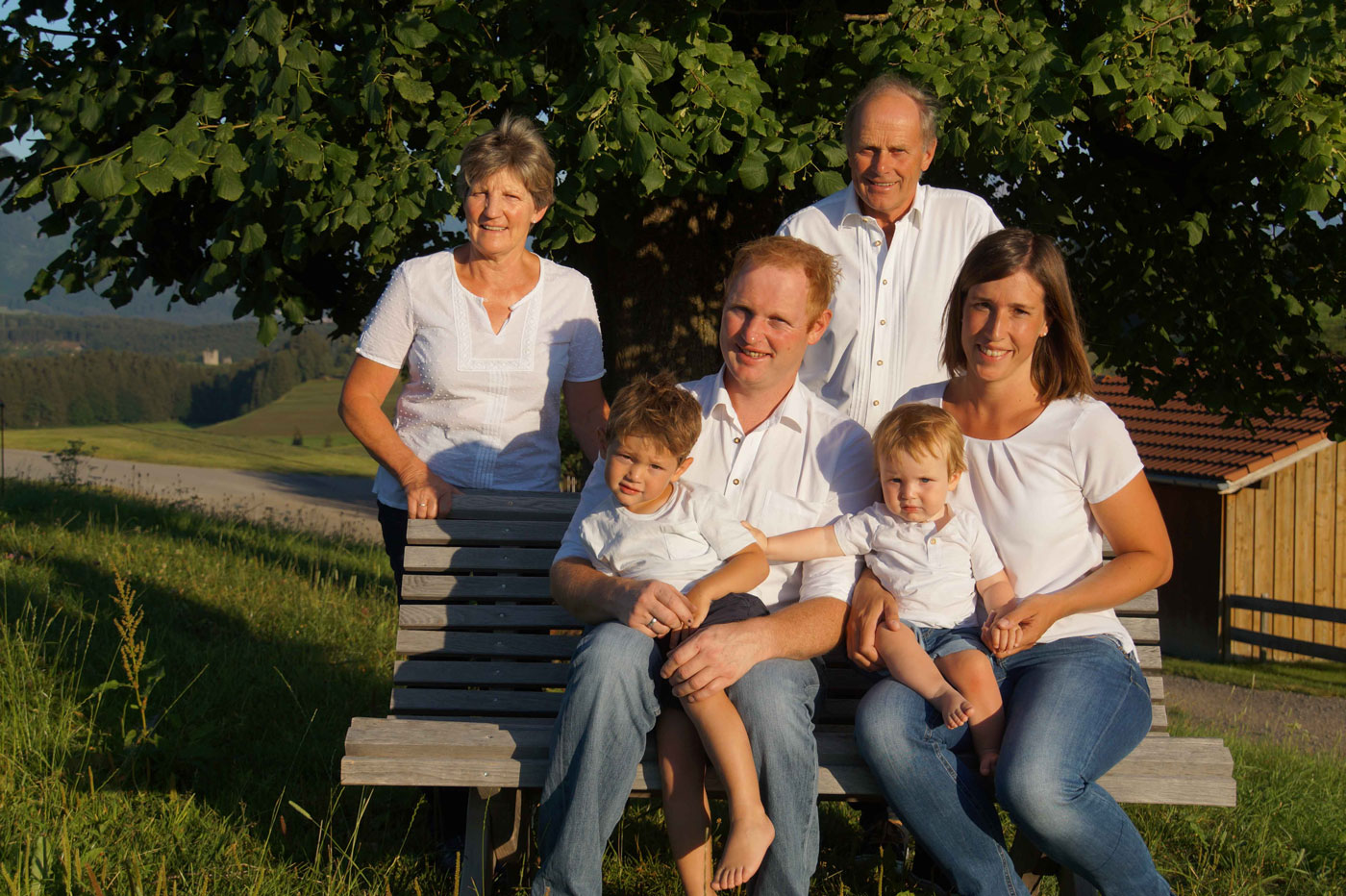 Die Gastgeberfamilie vom Ferienhof Eger – herzlich, familiär und mit echter Allgäuer Gastfreundschaft