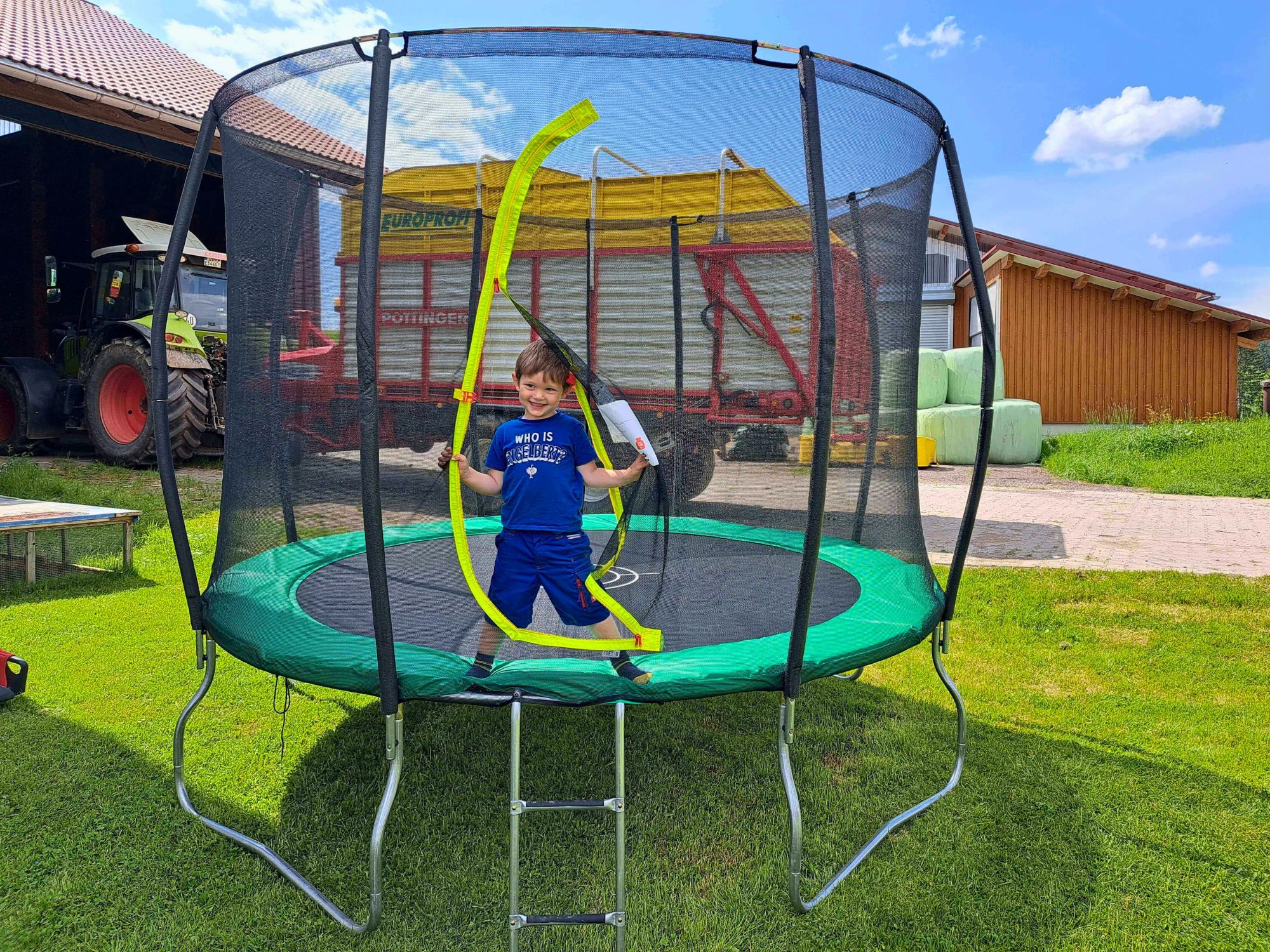 Kleinkind springt sicher auf dem Trampolin – Spielspaß für Kinder direkt am Ferienhof im Allgäu