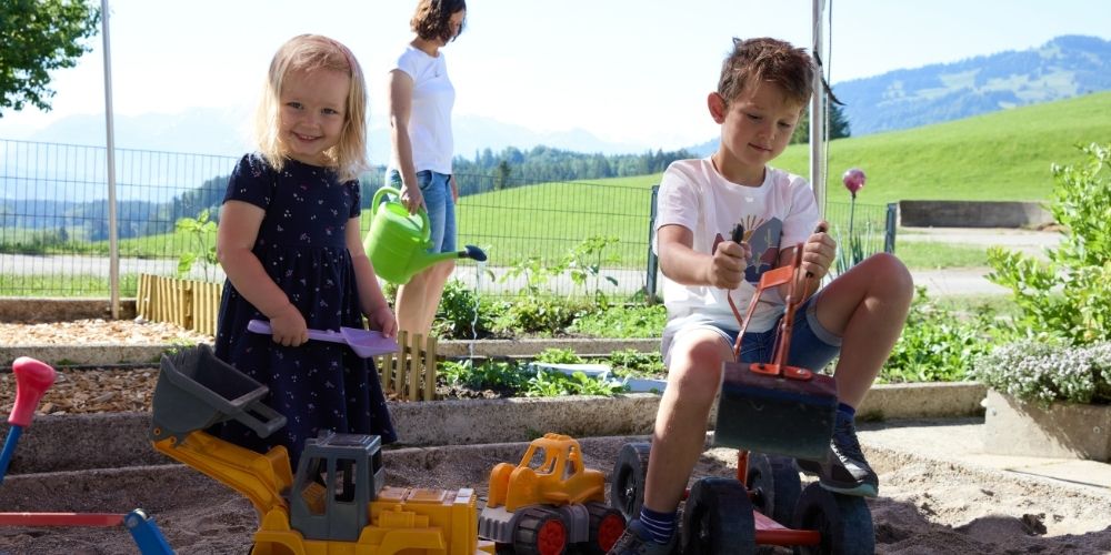 Kinder spielen im Sandkasten auf dem Ferienhof Eger – Familienurlaub mit viel Platz zum Spielen im Allgäu