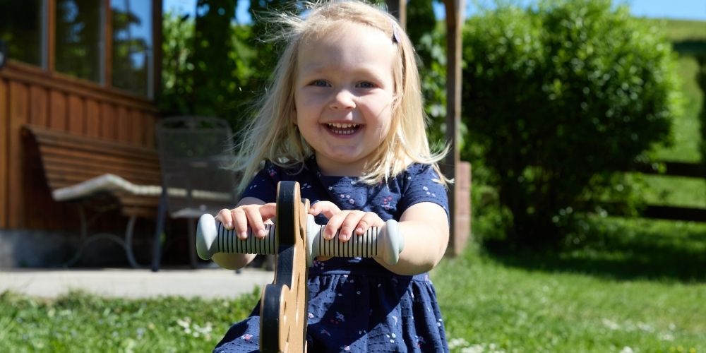 Kleinkind spielt auf dem Ferienhof Eger – familienfreundlicher Bauernhofurlaub im Allgäu