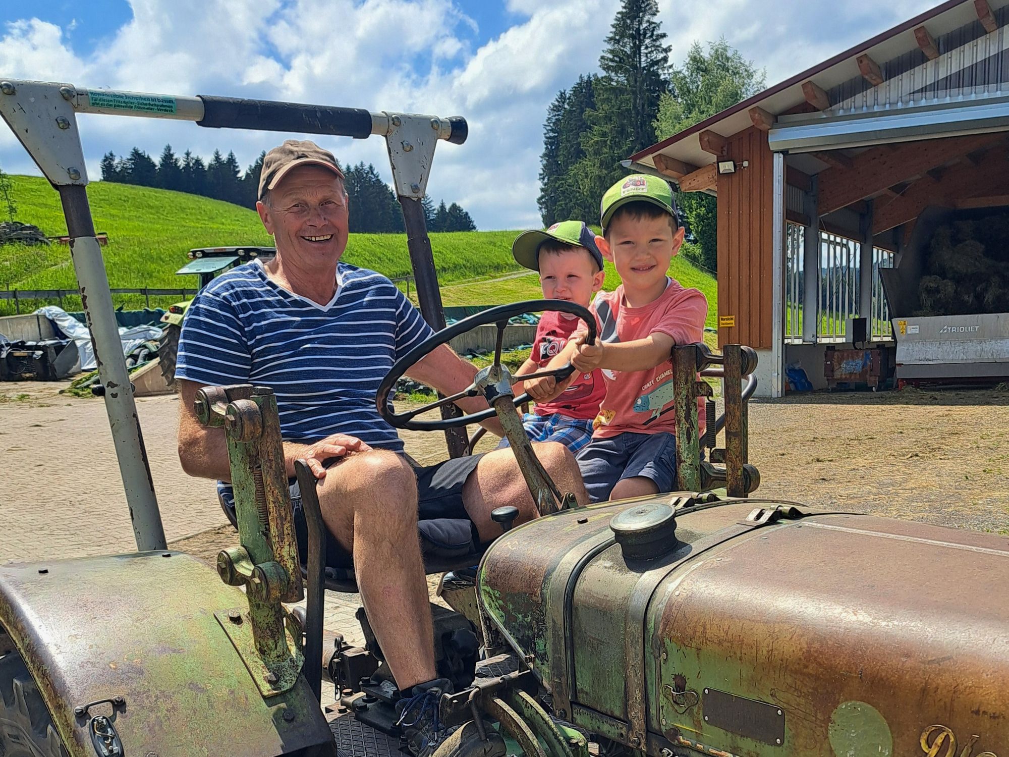 Traktorfahrt für Kinder mit dem Ferienhof-Team – unvergessliches Erlebnis für kleine Gäste auf dem Bauernhof im Allgäu