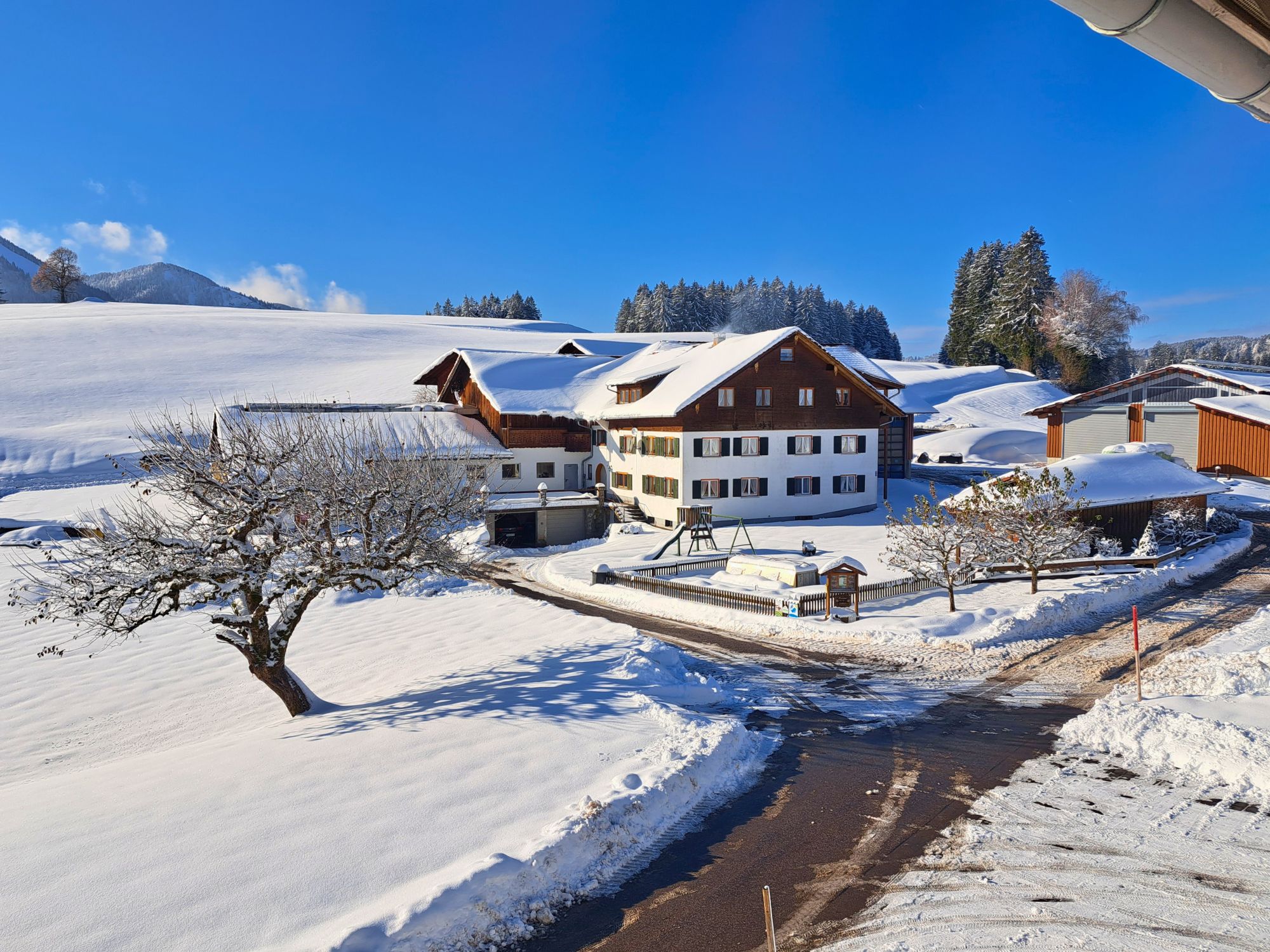 Ferienhof Eger im Winter – verschneiter Bauernhof mit Bergblick für Familienurlaub, Ruhe und Natur im Allgäu